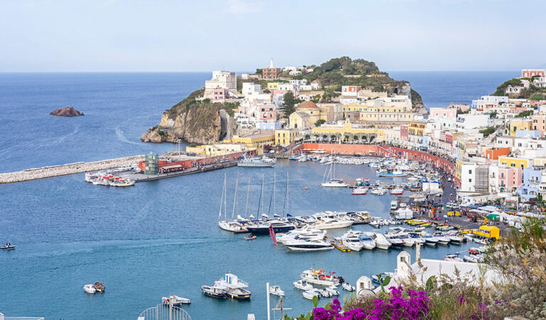 Mare mosso nel porto di Ponza, danni alla M/N Quirino