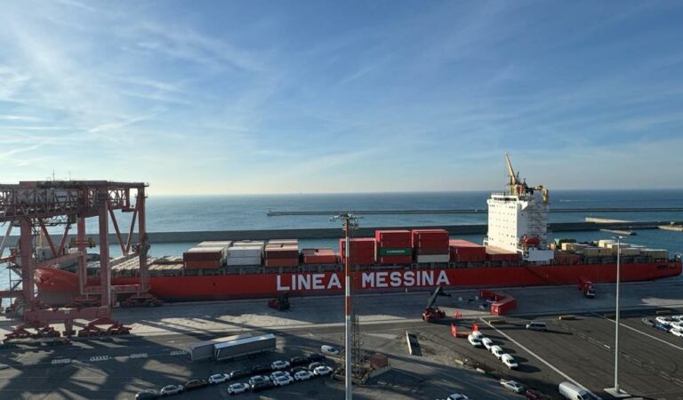 Virata di bordo nel mercato container, salpa da Genova “Jolly Rosa” della Ignazio Messina & C.