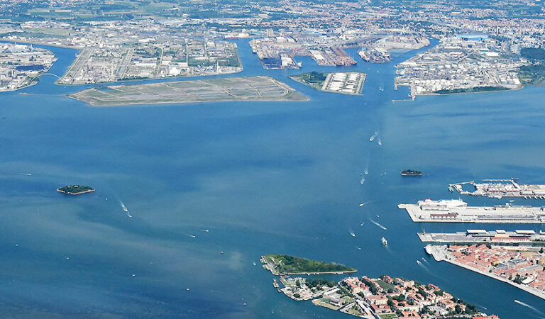 Venezia, approvata l’ordinanza che adegua le tariffe del lavoro portuale. Nello scalo operano un migliaio di aziende e 21 mila persone