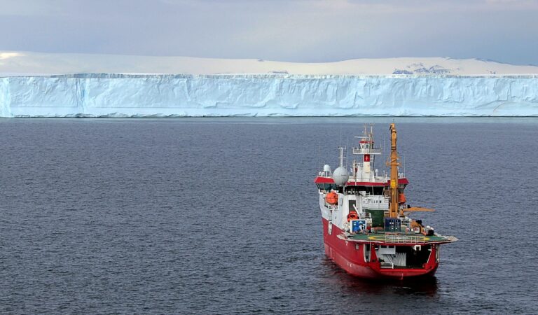 Dopo lo stop per un’avaria al motore, la Nave da ricerca Laura Bassi riparte verso l’Antartide